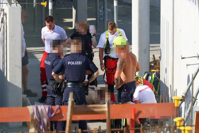 Ein Arbeiter wurde auf einer Baustelle in Gunskirchen so schwer verletzt, dass er nach notärztlicher Versorgung mit dem Rettungshubschrauber abtransportiert werden musste. | Foto: laumat.at
