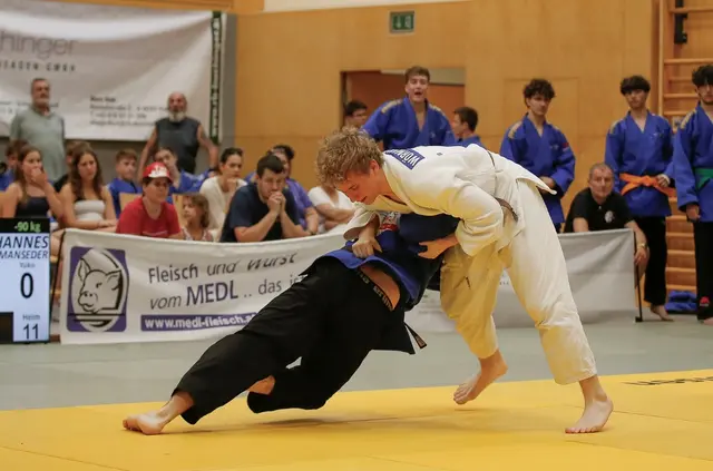 Johannes Wörmanseder (weiß) holt in der Landesliga B mit einem spektakulären Wurf einen Punkt für Kirchham. | Foto: Judo Union Kirchham/Franz Ketter