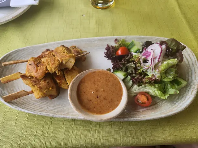 Hühnerspieße „Satay“ mit cremiger Erdnusssauce – klassisch gewürzt und angenehm pikant. | Foto: Genussspecht
