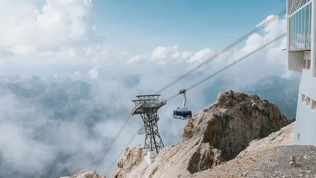 Mit der Tiroler Zugspitzbahn geht es zum Auftakt der Sommerfrische auf Tirols höchsten Berg. | Foto: Roman Huber 