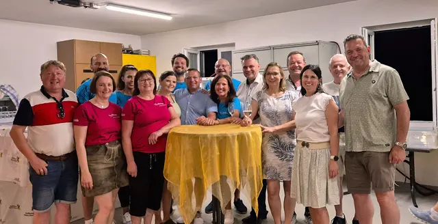 Obfrau Monika Fürst (Mitte) mit Petra und Bernhard Schreiner, LAbg. Lukas Michlmayr sowie Ehrengästen und freiwilligen Helfern. | Foto: ÖAAB Haidershofen