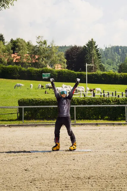 Mit Snowboard auf Sand, Arvid Auner ist begeistert vom Videodreh. | Foto: ArVideo