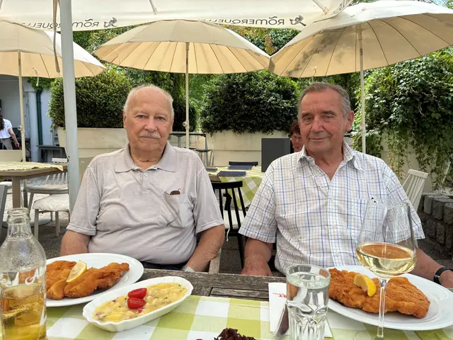 Die Bewohner Rudolf Gahr und Johann Scheiblhofer ließen sich im Garten des Seewirtes ein knuspriges Schnitzel schmecken und genossen die gemeinsame Zeit. | Foto: SeneCura