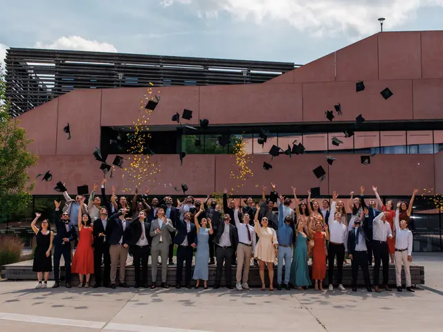 Die Absolventinnen von sechs Kontinenten werfen bei der PhD Graduation Ceremony des ISTA freudig ihre Hüte in die Höhe. | Foto: Adrian Almasan