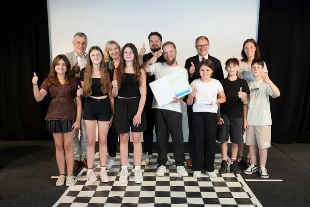 Auszeichnung der Kreativ- und Musikmittelschule Kirchdorf als Kinderrechte Schule OÖ durch Landesrat Winkler, Bildungsdirektor Klampfer sowie Kinder- &amp; Jugendanwältin Winkler-Kirchberger. | Foto: Land OÖ/Denise Stinglmayr