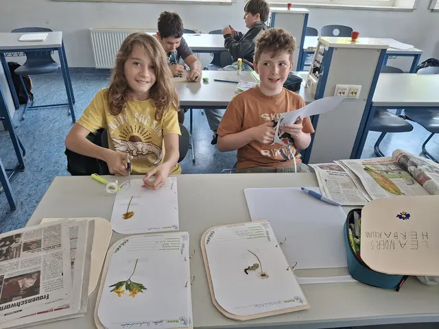 Ganz im Sinne des Sprichworts „Für alles ist ein Kraut gewachsen“ tauchten die Jugendlichen in die vielfältige Welt heimischer Kräuter ein – vom Riechen und Fühlen bis hin zum wissenschaftlichen Bestimmen. 
 | Foto: Sport/Mittelschule St. Valentin