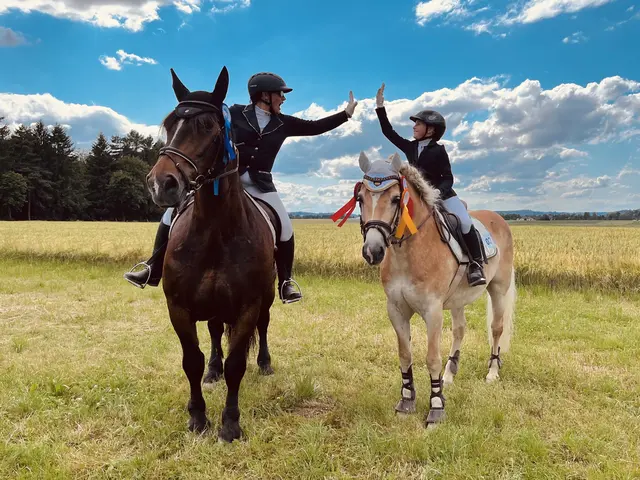 Anna Haefeli und Melanie Ischlstöger zeigten mit ihren Pferden bei Reitertreffen in Desselbrunn ihr Können. | Foto: Bettina Haefeli