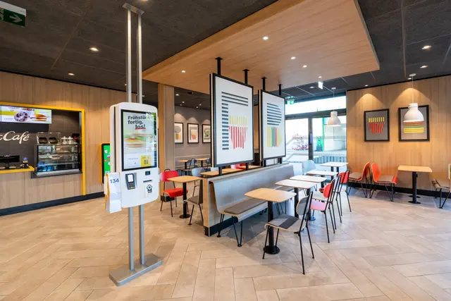 Helle Holzflächen und geometrische Akzente sollen eine freundliche, zeitgemäße Atmosphäre schaffen. | Foto: McDonald's Österreich
