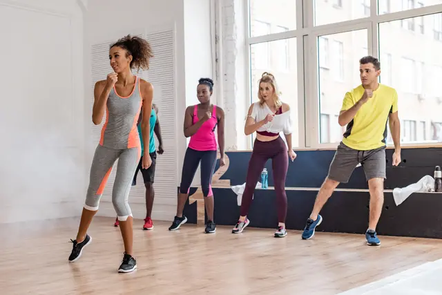 Latin-K-Pop Fitness ist ein Trainingsprogramm, das von den lebendigen Rhythmen der lateinamerikanischen Musik und Tanzstile inspiriert ist und die energiegeladene Dynamik des K-Pop mit einbezieht (Symbolfoto). | Foto: VitalikRadko/Smarterpix