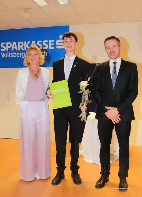 An 72 Maturantinnen und Maturanten wurden die Zeugnisse überreicht. | Foto: FOTO Koren
