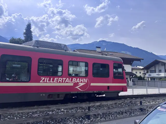 Die Zillertalbahn fährt in der Gemeinde Ried i. Z. mitten durch das Wohngebiet.  | Foto: Haun