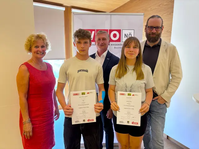 WK-Obfrau Margarete Jarmer, AK-Chef Andreas Riedl und Schulleizter Thomas Lederer freuen sich über neue Fachkräfte. | Foto: Markus Kahrer