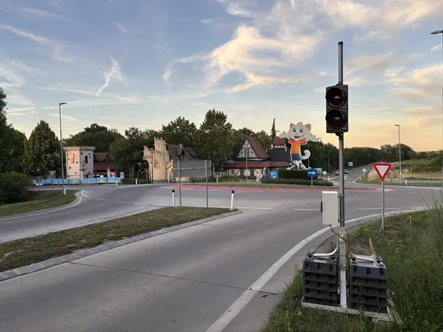 Eine Ampel regelt in seltenen Fällen seit Kurzem den Verkehr. Zudem sorgen Ordner für eine flüssige Parkplatzsituation.  | Foto: Stefan Schneider/MeinBezirk