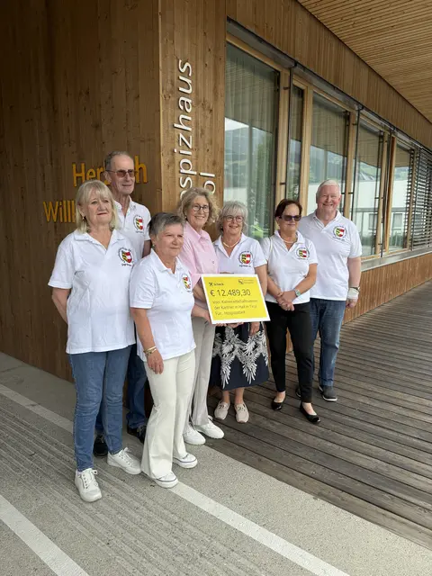  Der Vorstand des Kameradschaftsvereins der Kärntner überreicht das verbleibende Vereinsvermögen von 12.489,30 Euro an die Tiroler Hospiz-Gemeinschaft. Im Bild hinten links Gerhard Juri (Obfrau-Stellvertreter), vorne von links Gerlinde Rainer (Schriftführerin) und Jutta Kircher (Kassierin), daneben Marina Baldauf (Vorsitzende der Tiroler Hospiz-Gemeinschaft Mitte), Dorli Nuding (Obfrau), Dora Unterzaucher (Schriftführerin-Stellvertreterin) und Franz Unterzaucher (Kassier-Stellvertreter). | Foto: Tiroler Hospiz-Gemeinschaft