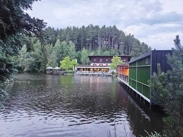 Idyllische Lage: Direkt am Ufer des Natterer Sees gelegen, punktet das Restaurant vor allem mit seiner Aussicht. | Foto: Genussspecht
