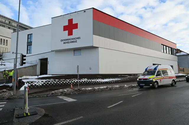Mit den „Hitze-Buddys“ setzt das Rote Kreuz im Bezirk Mistelbach auf Aufklärung und Prävention. | Foto: Schüller Bau