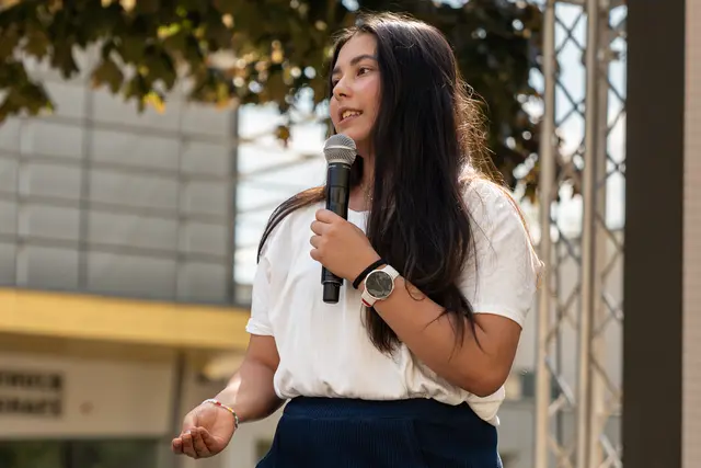 Beim Jugend-Redewettbewerb von WienXtra hat Elena Yuko Koller aus dem GRG17 Parhamerplatz den zweiten Platz belegt. | Foto: WienXtra/Kajetan Koren