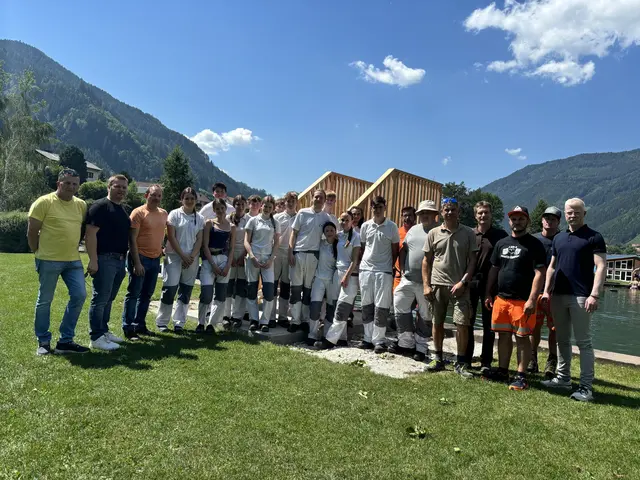 Schüler, Betreuer und Gemeindevertreter vor dem neuen Sprungturm.