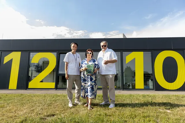 Der 1210er-Platz wurde wiedereröffnet. Am Bild v. l.: 1210-Geschäftsführer Kolja Burgschuld, Kulturstadträtin Veronica Kaup-Hasler und Sportstadtrat Peter Hacker (beide SPÖ). | Foto: Lukas Fuchs/Stadt Wien