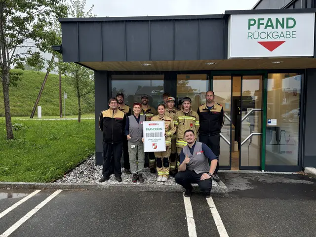 Die Feuerwehrmänner Martin Schreder, Martin Wimmer, Thomas Zelger, die Feuerwehrjugend Waidring, Feuerwehr-Kommandant Alexander Foidl, Spar-Marktleiterin Manuela Treffer und Spar-Marktleiterin-Stv. Alen Hukic freuen sich gemeinsam über die Pfandbonspende von Spar. | Foto: Spar