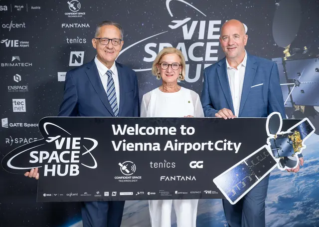 Gruppenfoto mit Schild