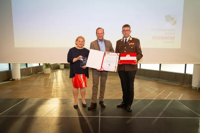 Der Österreichische Bundesfeuerwehrverband hat Ideal Kältetechnik GmbH als „feuerwehrfreundlichen Arbeitgeber“ ausgezeichnet.  | Foto: feuerwehr.at/Seyfert