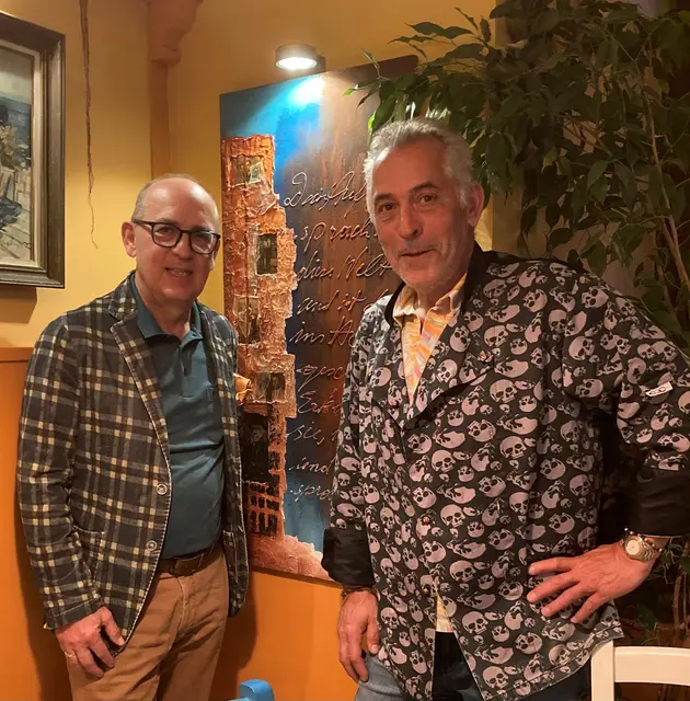 Robert Streibel und Miltos Pavlidis vor der Collage über Gerasimos Garnelis. 