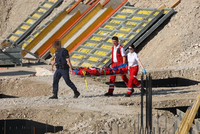 Ein Arbeiter wurde auf einer Baustelle in Gunskirchen so schwer verletzt, dass er nach notärztlicher Versorgung mit dem Rettungshubschrauber abtransportiert werden musste. | Foto: laumat.at