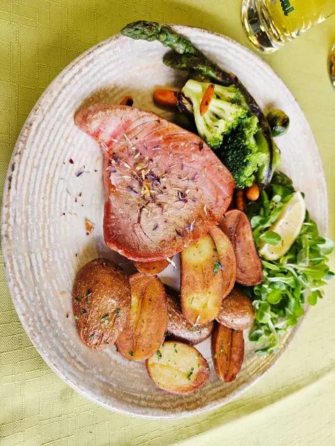 Thunfischsteak mit Gemüse und gerösteten Kartoffeln – optisch ansprechend angerichtet. | Foto: Genussspecht