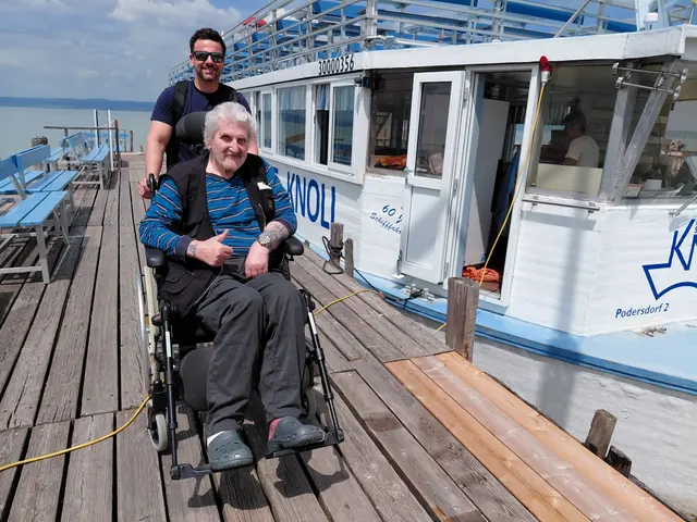 Hausleiter Franz Kiss und Bewohner Peter Korinek genossen die Schifffahrt, die die Ausflugsgruppe durch das Nationalparkgebiet „Hölle“ brachte.
 | Foto: SeneCura