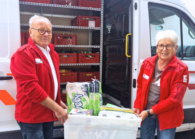 Franz Loy und Margit Neubacher beim Entladen der Spenden für den Rotkreuz-Markt in Vöcklamarkt. | Foto: ÖRK/LV OÖ/BSt VB