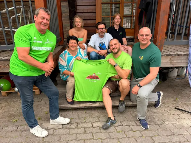 Horst Howdy Pammer, SPÖ Bezirksvorsitzende Michaela Binder, Pamina Pammer, Tauch Sport Vienna-Leiter Christian Altmann, Naturfreunde WN-Vorsitzender Markus Schlapfer, ATV-Obmann Markus Schmid | Foto: Naturfreunde WN