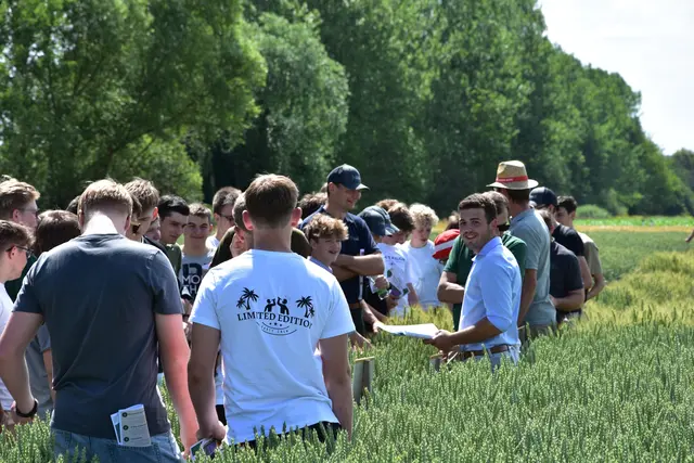 Im Stationenbetrieb durchstreiften die Schülerinnen und Schüler die Felder in Kalsdorf bei Ilz.