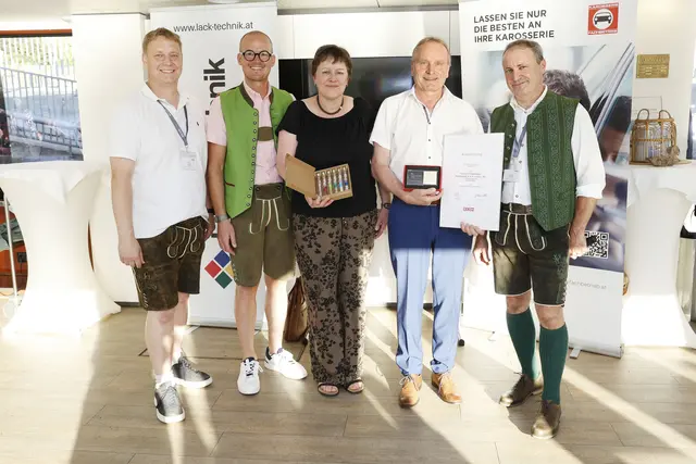 Thomas Urthaler (Bildungsreferent), Daniel Holzinger (Innungsmeister), Marianne und Paul Wögerbauer, Christian Lacher (Karosserietechnik-Vorsitzender).  | Foto: cityfoto/Strobl