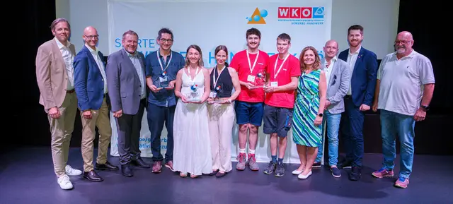 Die Gewinnerinnen und Gewinner der vier Kategorien mit Jurymitgliedern und Gratulanten (v.l.): Thomas Fessel (Landesinnungsmeister Kunsthandwerke NÖ), WKNÖ-Direktor Johannes Schedlbauer, Spartenobmann Jochen Flicker (Gewerbe und Handwerk NÖ), die Gewinnerinnen und Gewinner Matthias Reichart, Bettina Leeb, Brigitte Baldrian, Florian Resch, Leonhard Schweiger, WKNÖ-Präsidentin Monika Eisenhuber, Daniel Daurer (Landesinnungsmeister Friseure NÖ), Matthias Jansch (Landesinnungsmeister-Stv. Metalltechniker NÖ) und Andreas Kandioler (Lanbdesinnungsmeister Mechatroniker NÖ) | Foto: Josef Bollwein