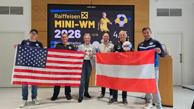Die Veranstalter und Sponsoren der Raiffeisen Mini-WM 2026 in Braunau (von links): Philipp Weiss (Präsident ATSV Ranshofen), Alois Esterbauer (Nachwuchsleiter Union St. Peter), Josef Knauseder (Geschäftsleiter Raiffeisenbank Region Braunau), David Kendler (A1 Shop Braunau), Reinhold Klika (Obmann Union St. Peter am Hart) und Hannes Forster (Nachwuchsabteilung ATSV Ranshofen). | Foto: Union St. Peter am Hart
