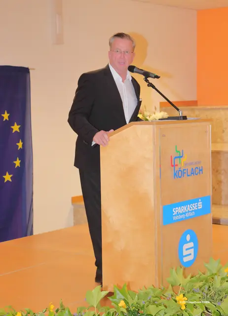 Bürgermeister Helmut Linhart hielt eine humorige Rede. | Foto: FOTO KOREN