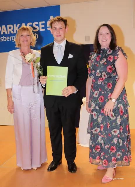 Die Maturantinnen und Maturanten durften ihre Zeugnisse feiern. | Foto: FOTO Koren