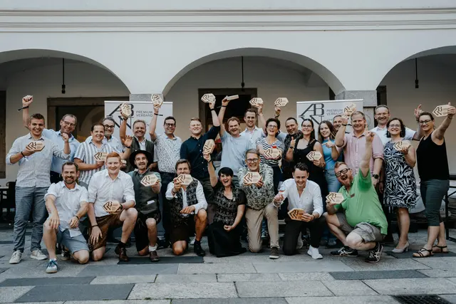 Ein Gruppenfoto mit allen Apfel- und Birnenweinproduzenten, die sich im Verband organisiert haben.  | Foto: Johanna Mayrbäuerl/ABW