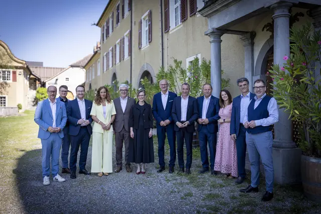 Die Tiroler Landesregierung mit der Bündner Regierung, v.l.: LR Mario Gerber, Kanzleidirektor Daniel Spadin, LHStv Philip Wohlgemuth, LRin Eva Pawlata, Regierungsrat Jon Domenic Parolini, Regierungsrätin Carmelia Maissen, LH Anton Mattle, Regierungspräsident Martin Bühler, LHStv Josef Geisler, LRin Astrid Mair, Regierungsrat Marcus Caduff und Regierungsrat Peter Peyer. | Foto: Standeskanzlei Graubünden
