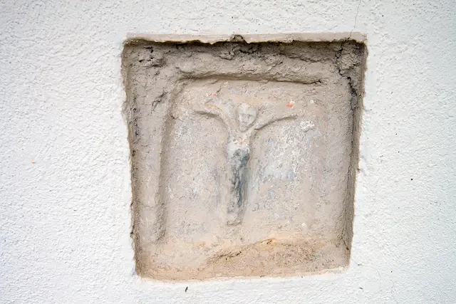 Alter Reliefstein in Außenmauer der Kirche | Foto: © by Ing. Günter Kramarcsik