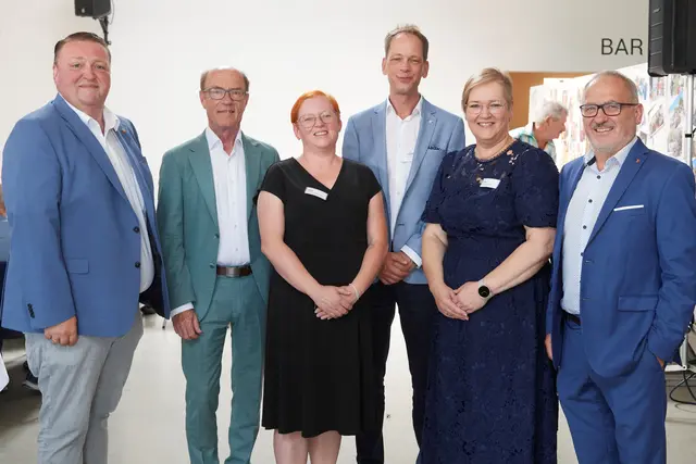 Landtagsabgeordneter Roman Kainrath, Bezirkshauptmann Klaus Trummer, Pflegedienstleiterin Melanie Sonnleitner, Senecura-Regionaldirektor Michael Pinz, Heimleiterin Bettina Balogh und Bürgermeister Christian Balogh (von links). | Foto: Emmerich Mädl