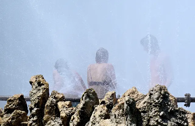 Affenhitze: Einige Menschen suchen die Abkühlung im Hochstrahlbrunnen am Schwarzenbergplatz in Wien. | Foto: APA-Images / APA / ROLAND SCHLAGER