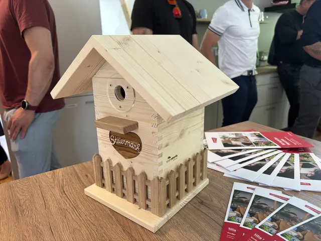 Vom Landesrat gab es einen Nistkasten als Geschenk für die neue Wohngruppe.