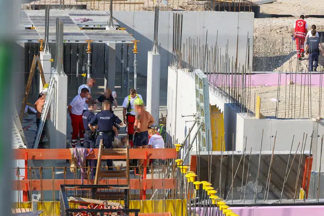 Ein Arbeiter wurde auf einer Baustelle in Gunskirchen so schwer verletzt, dass er nach notärztlicher Versorgung mit dem Rettungshubschrauber abtransportiert werden musste. | Foto: laumat.at