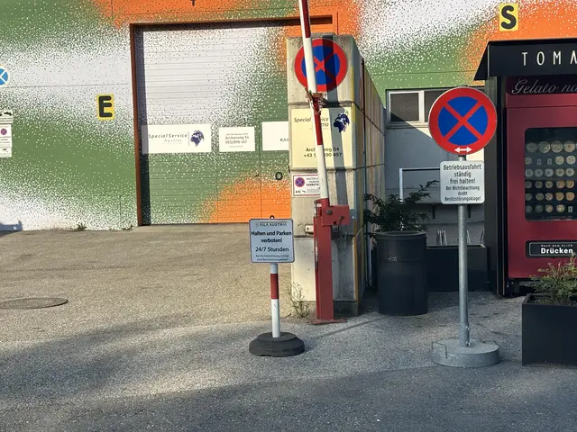 Die Unternehmen weisen vielseitig auf das Parkverbot hin. | Foto: MeinBezirk