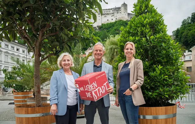 Neue Stadtoase am Kapitelplatz. Im Bild: v.l. Stadträtin Andrea Brandner, Amtsleiter der Stadtgärten Christian Stadler und Abteilungsvorständin MA 7 Stefanie Kritzer | Foto: Stadt Salzburg/Alexander Killer