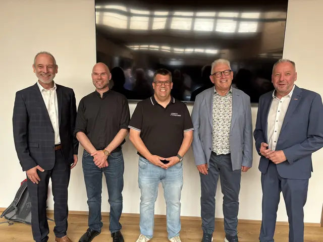 Gemeinsam stellte man sich nach der Segnung und den Ansprachen für ein Erinnerungsfoto zusammen: Christian Strigl, Patrick Gleffe, Martin Entstrasser, Wolfgang Klien und Wolfgang Winkler (v.l.). | Foto: MeinBezirk