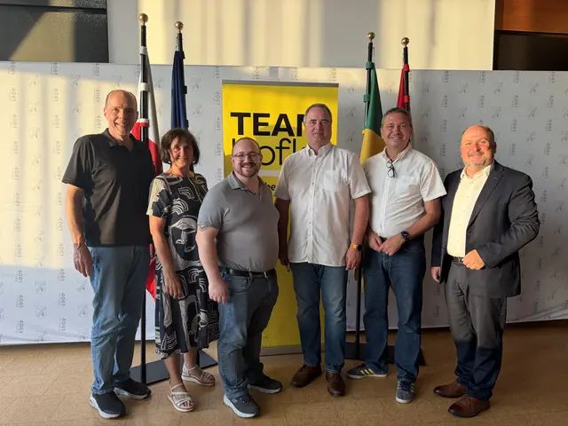 Vizebürgermeister Josef Lehner, Obmann-Stv.Monika Mairinger, Neo Obmann Kevin Billinger, Obmann-Stv. Kurt Schwendtner, Bürgermeister Markus Hofko, Bezirksobmann ÖAAB Bürgermeister Bernd Schützeneder. | Foto: Team Hofko