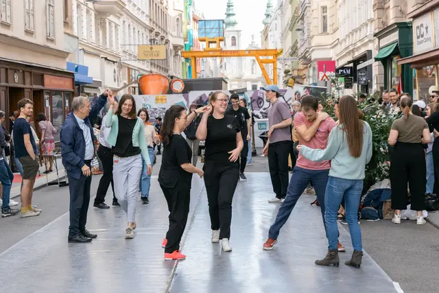Wer selbst aktiv werden möchte, kann bei einem Lindy-Hop-Workshop in der Kirchengasse erste Tanzschritte lernen. | Foto: Lukas Fuchs